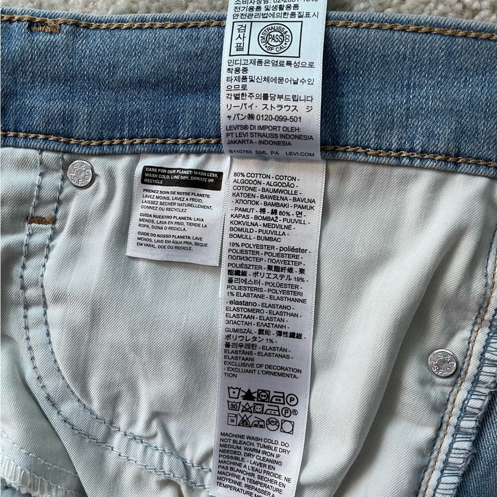 NWT Levi’s 318 Shaping Wide Leg Light Wash Size 28/32 - Picture 14 of 14